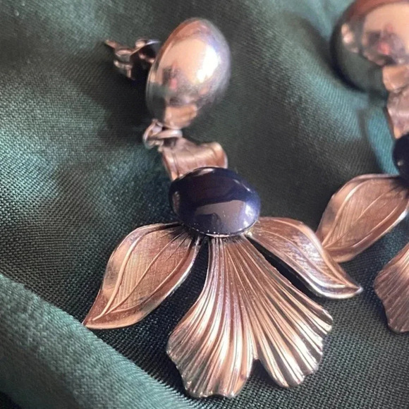 Fleur de Lis  1950s Tin Floral Design Pierced Earrings with Navy Cabachon - Picture 4 of 6